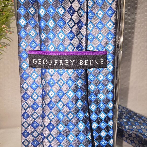 GEOFFREY BEENE SILK TIE BLUE WITH BLUE GRAY DIAMOND DESIGN MENS EUC - Picture 5 of 5